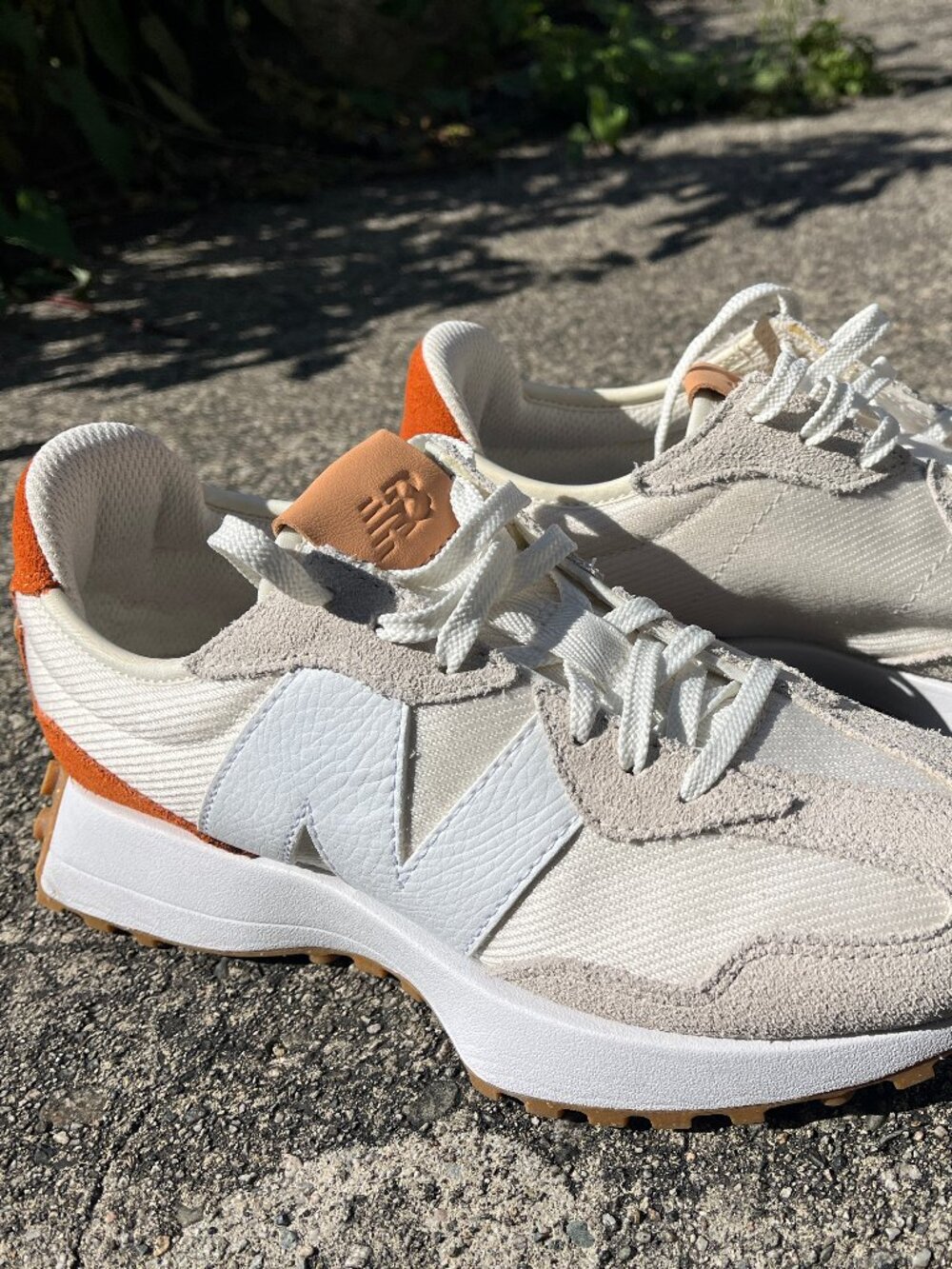 New Balance sneaker 327, W US 9/ M US 7, Like New
